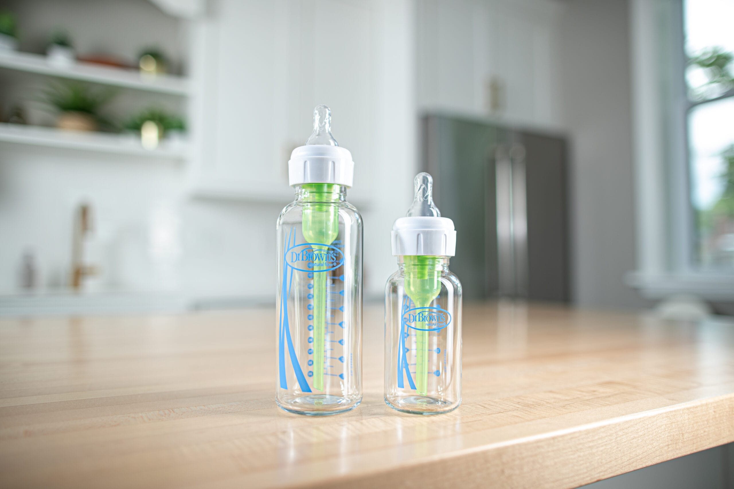 Lifestyle_OptionsPLUS_GLASS_Narrow_4oz_and_8oz_bottle_1