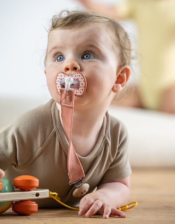 speenkoord j bimbi Baby die drinkt uit een Dr. Brown's rietjesbeker met een konijn erop