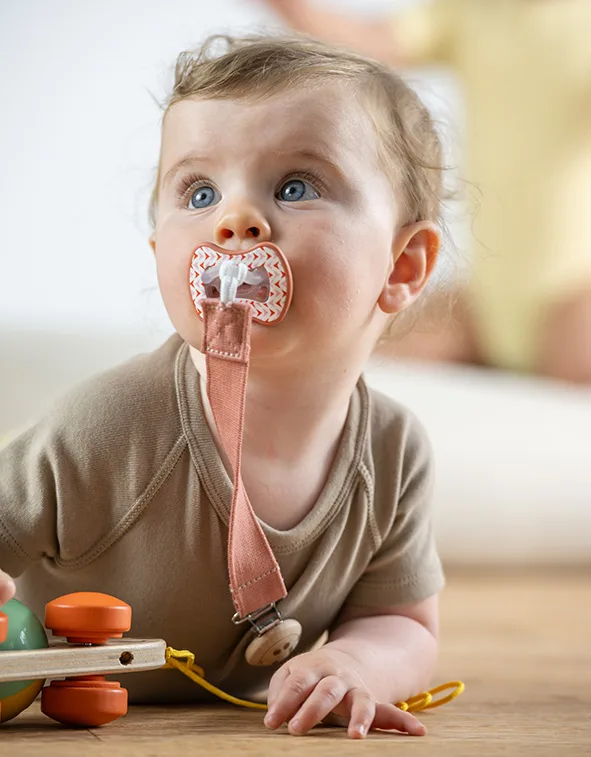 speenkoord j bimbi Baby die drinkt uit een Dr. Brown's rietjesbeker met een konijn erop