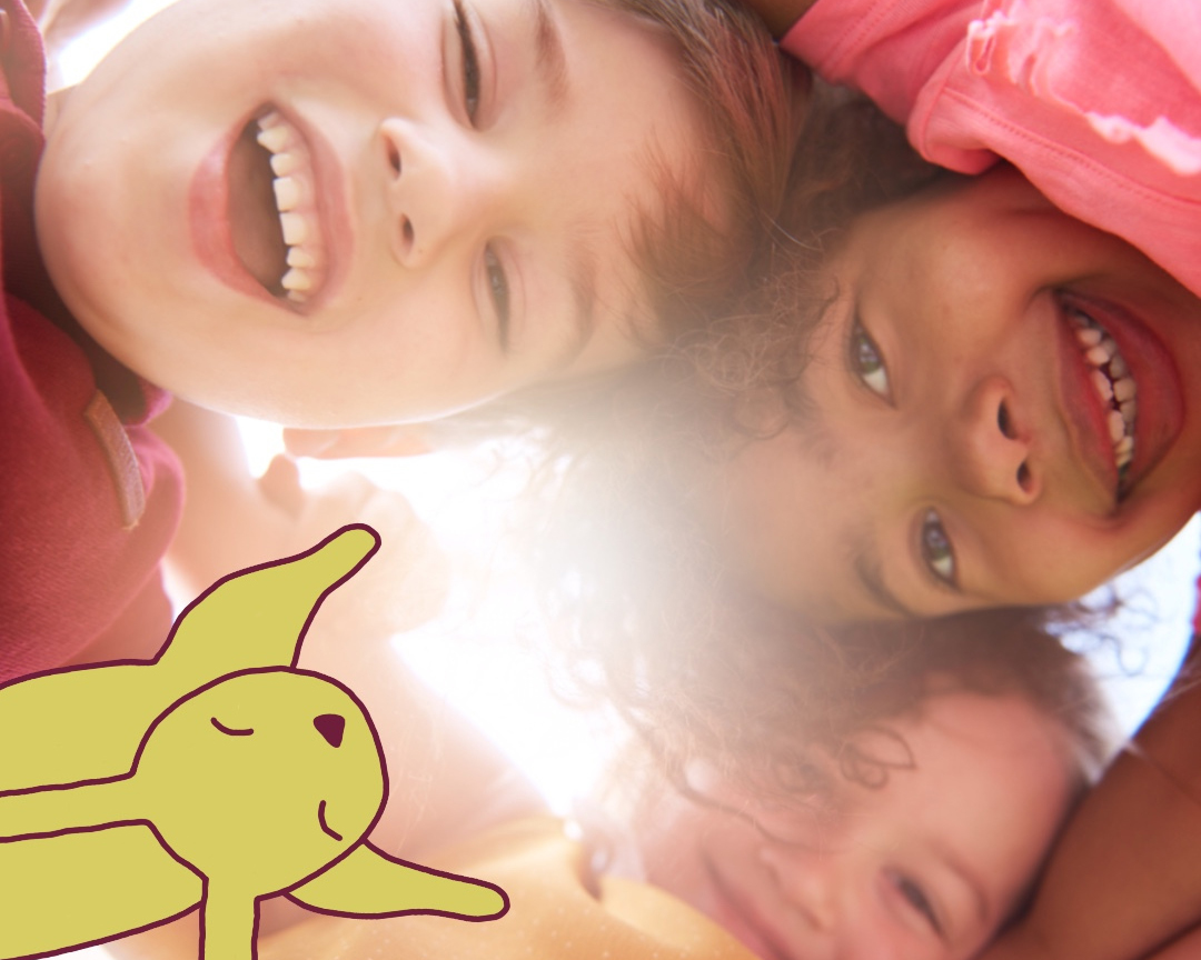 hkb merkenpagina hkb, happy kids boutique, drie kinderen kijken lachend in de camera, happy de haas lacht ze toe